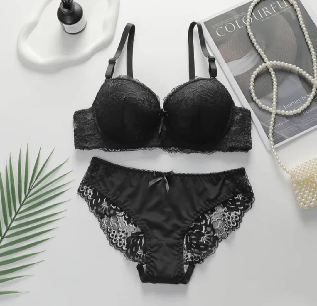 ENSEMBLE SOUTIEN-GORGE ET SLIP NOIR